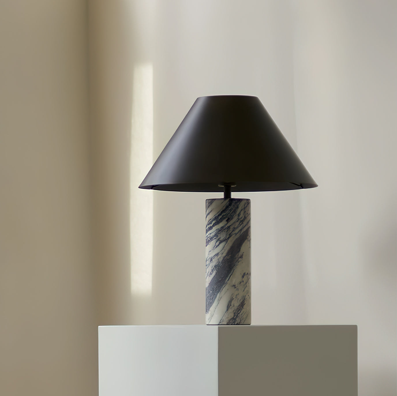 Lampa stołowa Sorlema z marmuru