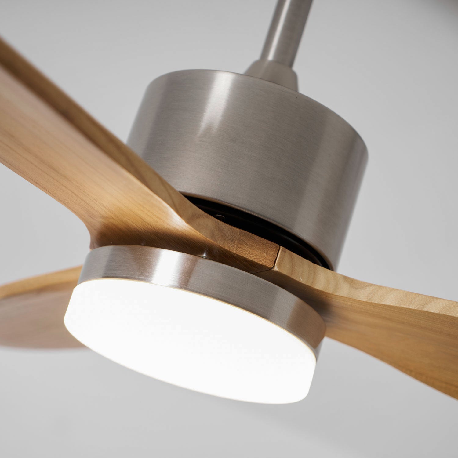 Lampa z wentylatorem sufitowym Rozoma