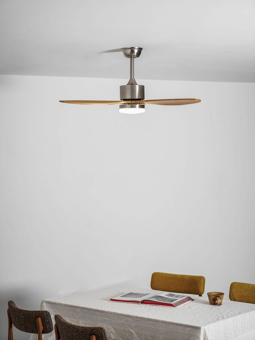 Lampa z wentylatorem sufitowym Rozoma
