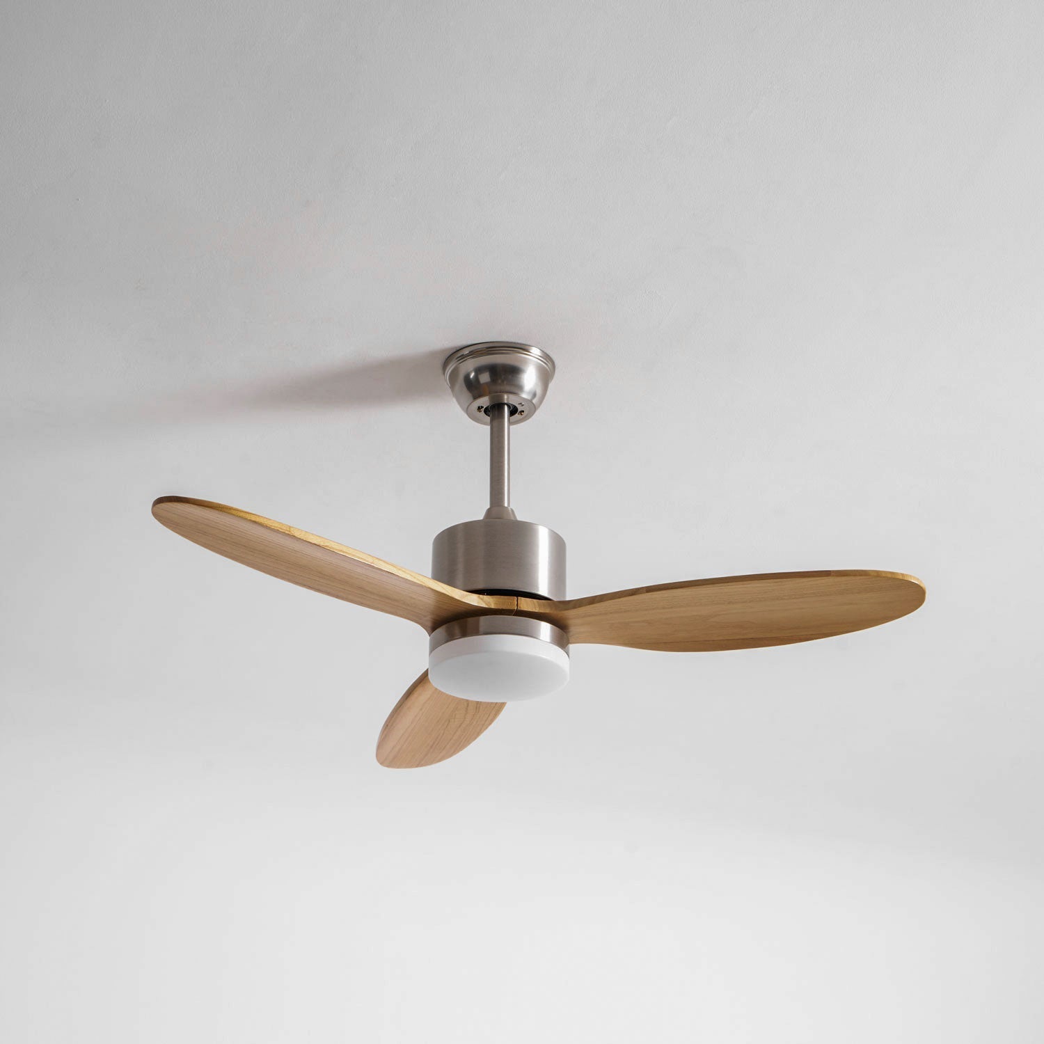 Lampa z wentylatorem sufitowym Rozoma